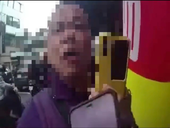 新北市1名43歲鄭姓男子，日前在三重區光復路一段68巷內違規擺設攤販，遭民眾檢舉，警方獲報到場取締，竟遭鄭男以「哇！你真的好像流氓」、「哇！你這態度像流氓一樣」貶損。（翻攝畫面）