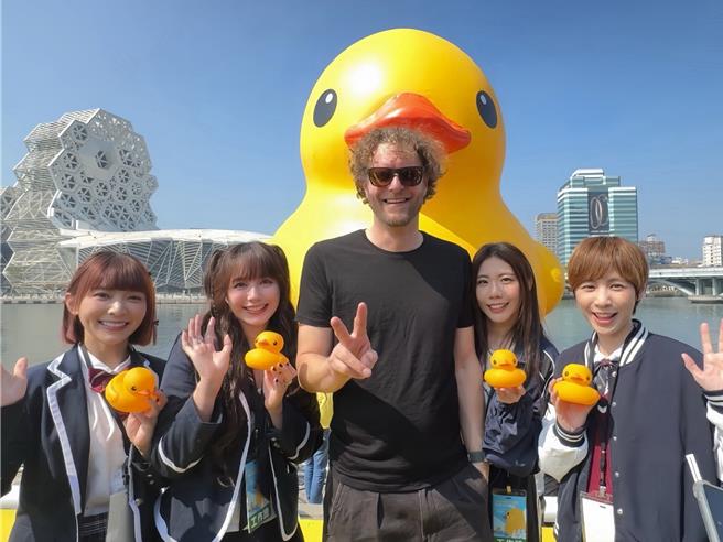 华语乐坛全新创作女团「BOOM！怪物星人」由温妮WINNI、小V 郁采真、小魏魏嘉莹、琳谊Ring所组成27日也共襄盛举疗癒系黄色小鸭（Rubber Duck）双鸭记者会，抢先目睹由荷兰艺术家霍夫曼打造的巨型黄色小鸭，更幸运与艺术家本人合照留念。（摘自BOOM!怪物星人IG）