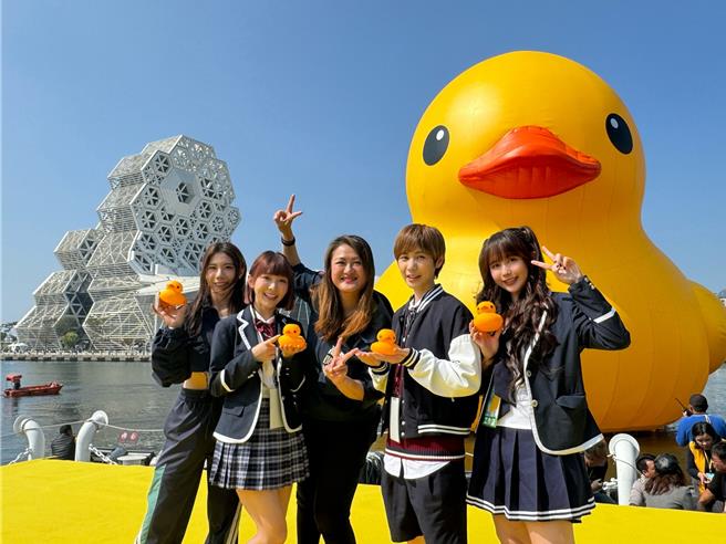 华语乐坛全新创作女团「BOOM！怪物星人」抢看黄色小鸭，与高市观光局长高闵琳（中）合影。（摘自BOOM!怪物星人IG）