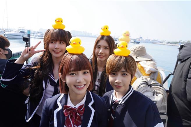 华语乐坛全新创作女团「BOOM！怪物星人」由温妮WINNI、小V 郁采真、小魏魏嘉莹、琳谊Ring所组成27日也共襄盛举疗癒系黄色小鸭（Rubber Duck）双鸭记者会。（摘自BOOM!怪物星人IG）