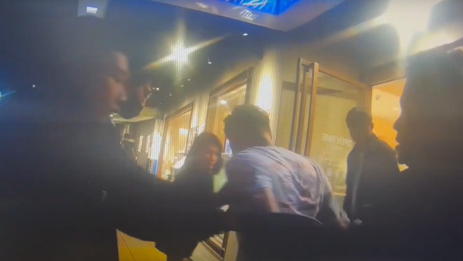 打脸Toyz质疑「袖手旁观」？ 警方「第一时间制止」画面曝光	。（图／翻摄画面）