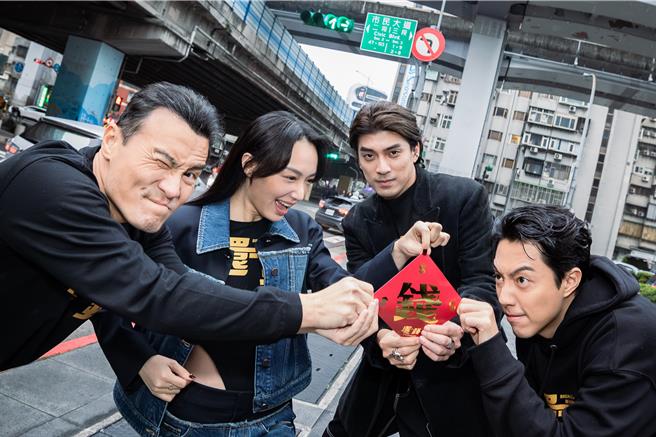 李铭忠（左起）、蔡思韵、林哲熹、蔡凡熙27日将「钱」字春联送给观眾。（甲上娱乐提供）