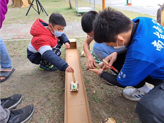 南台南家扶中心举办年兽大街儿童游戏市集，游戏与玩具皆由社区孩子与家扶陪伴的特殊需求儿童共同讨论与设计。（南台南家扶中心提供／程炳璋台南传真）