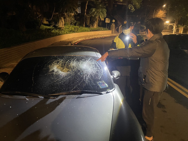 新北市新店區黎明路昨26日晚間23時30分許，男子持安全帽砸毀擋風玻璃。（圖／警方提供）