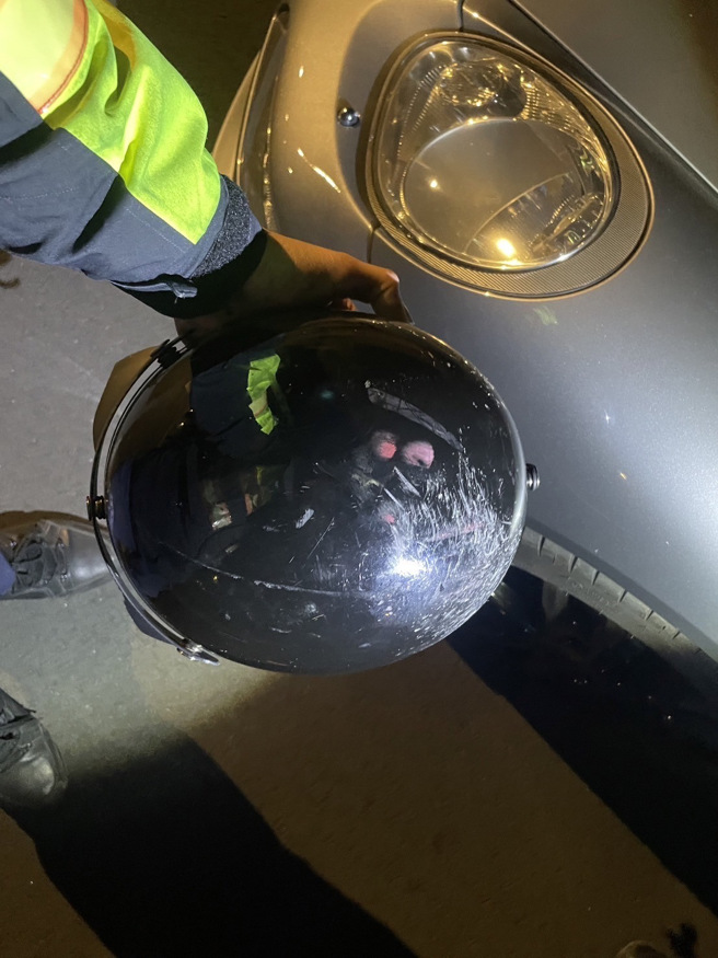 新北市新店區黎明路昨26日晚間23時30分許，男子持安全帽砸毀擋風玻璃。（圖／警方提供）