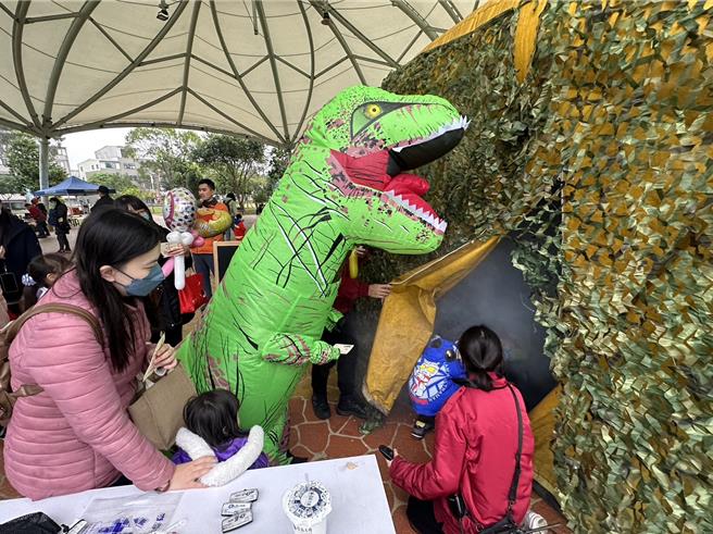 年关近桃市消防局二大队办恐龙演话剧宣导防灾观念。(消防局提供／吕筱蝉桃园传真)
