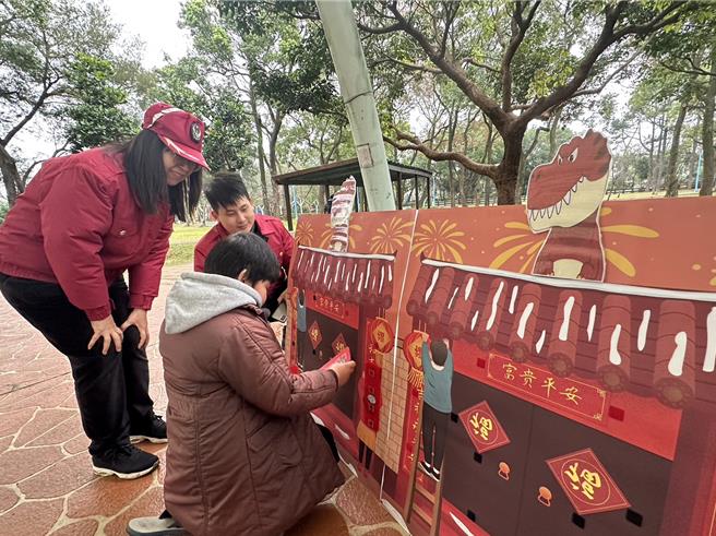 年关近桃市消防局二大队办恐龙演话剧宣导防灾观念。(消防局提供／吕筱蝉桃园传真)