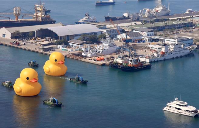 觀光局說明，霍夫曼所創作的黃色小鴨今天如期順利充氣，已在愛河灣展出。（柯宗緯翻攝）