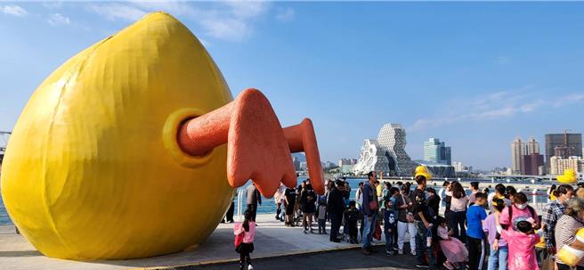 網友直擊小鴨「倒頭栽」畫面，質疑小鴨是否在充氣時不慎跌倒了。對此，高市觀光局解釋，是誤會一場，其實這是裝置藝術「屁屁鴨」。（民眾提供）