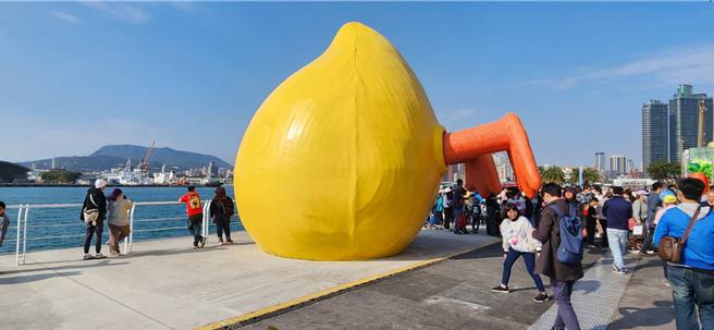 網友直擊小鴨「倒頭栽」畫面，質疑小鴨是否在充氣時不慎跌倒了。對此，高市觀光局解釋，是誤會一場，其實這是裝置藝術「屁屁鴨」。（民眾提供）