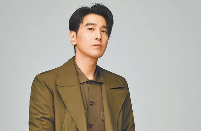 赵又廷翻拍李善均《我的大叔》。（Panerai提供）