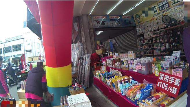 郑男未经许可占用道路遭民眾检举。（新北市三重警分局提供／吕健豪新北传真）