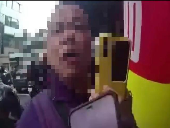 郑男在警方取缔过程中出言辱骂警员，被依妨害公务罪嫌逮补。（新北市三重警分局提供／吕健豪新北传真）