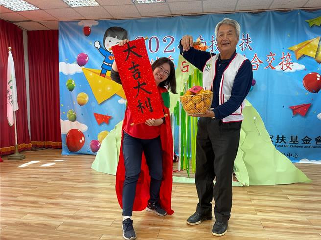 南投家扶27日举办志工联合授证暨尾牙餐叙，由家扶同仁带来舞龙耀新春，预祝新的一年好运龙总来。（南投家扶提供／冯惠宜南投传真）