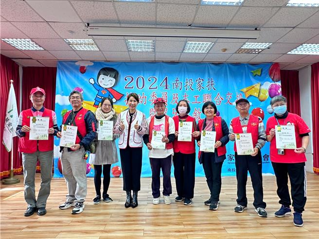 南投家扶27日举办志工联合授证暨尾牙餐叙，由家扶同仁带来舞龙耀新春，预祝新的一年好运龙总来。（南投家扶提供／冯惠宜南投传真）