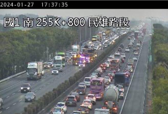 嘉义国1号北上大林至民雄今下午疑轿车逆向往南行驶，撞翻车祸现场严重回堵。（廖素慧翻摄）