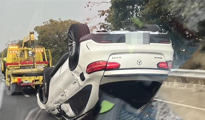 嘉义国1号北上大林至民雄惊传轿车疑逆向开上往南行驶，撞翻轿车。（读者提供）