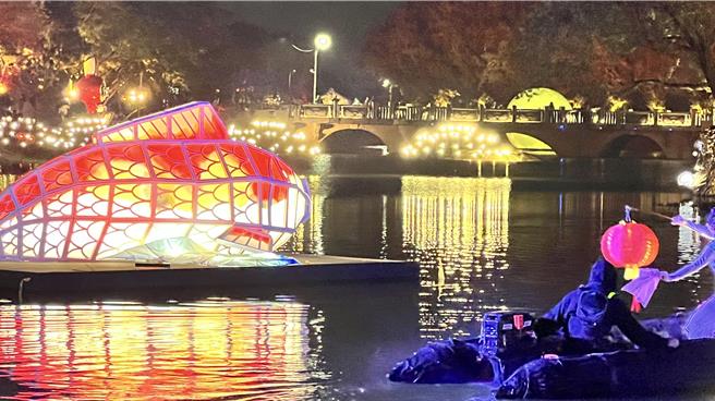 台南盐水月津港灯节27日晚间开幕，现场打造水上剧场，以以灯笼、绢扇等演出，结合灯节作品，让整体氛围更上一层楼，许多民眾坐在岸上欣赏。（张毓翎摄）