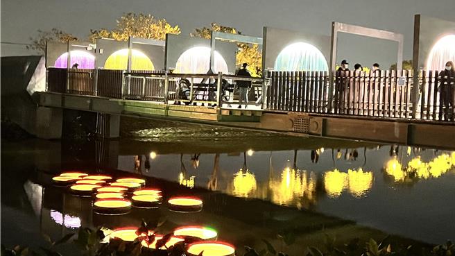 即使顶着低温，游客仍热情不减前往观赏，拿着相机和手机捕捉美丽的光影瞬间。（张毓翎摄）