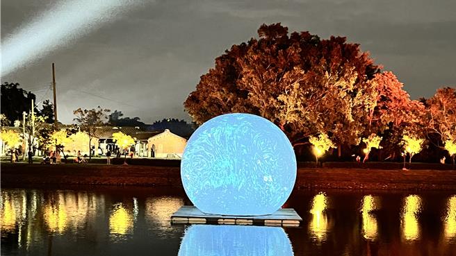 月津港灯节近年成为许多新锐艺术家崭露锋芒的重要发表平台。（张毓翎摄）