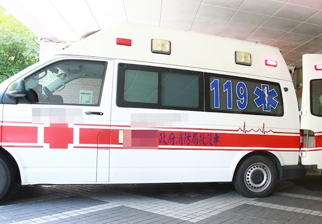 32岁郑姓厨具维修工，疑似维修时不小心踩破窗框，从5楼摔落地面，失去意识。（示意图）