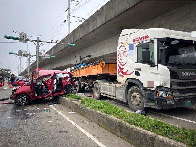 小客车与砂石车发生严重车祸，导致小客车的3名乘客当场无呼吸心跳。（警方提供／吕筱蝉桃园传真）