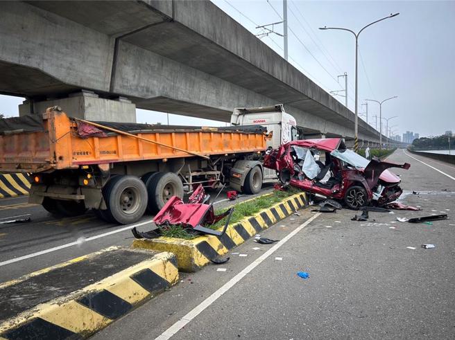 小客车与砂石车发生严重车祸，导致小客车的3名乘客当场无呼吸心跳。（警方提供／吕筱蝉桃园传真）