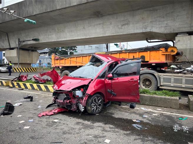 小客车与砂石车发生严重车祸，导致小客车的3名乘客当场无呼吸心跳。（警方提供／吕筱蝉桃园传真）