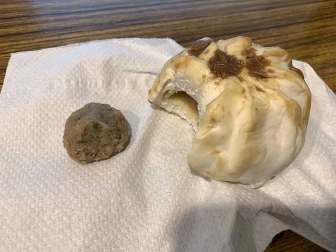 网友吃肉包时将内馅挖出，发现惊人的差异尺寸。（图／翻摄自脸书「爆怨2公社」）