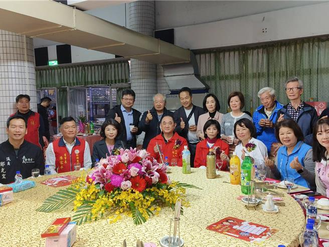 福添福基金會創辦人陳盈助、董事長陳素月今晚辦圍爐餐會，市長黃敏惠及多位議員出席。（廖素慧攝）