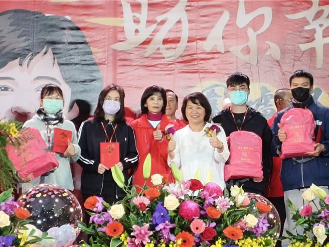 嘉義市長黃敏惠、福添福基金會董事長陳素月頒發福添福紅包助學。（廖素慧攝）