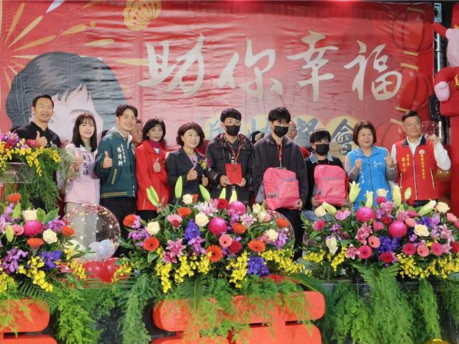 嘉義市議長陳姿妏、福添福基金會董事長陳素月頒發福添福紅包助學。（廖素慧攝）