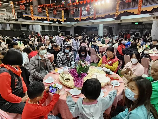 福添福基金會今晚辦圍爐餐會請弱團吃幸福宴。（廖素慧攝）