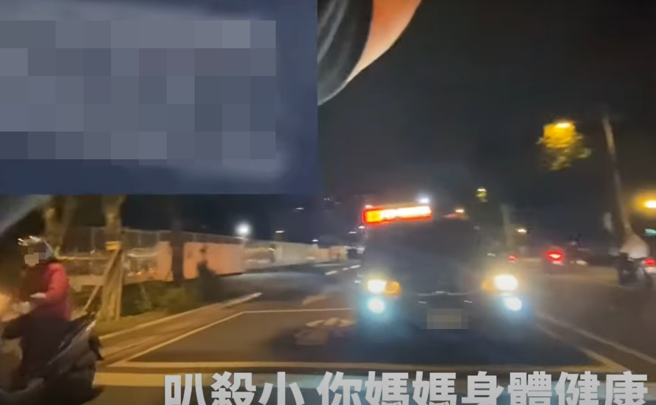 有男子在板橋某國小前，走在閃燈號誌的斑馬線上，對著不禮讓的車輛「比中指、譙髒話」。（ 圖／ 翻攝自「WoWtchout-地圖型行車影像分享平台」）