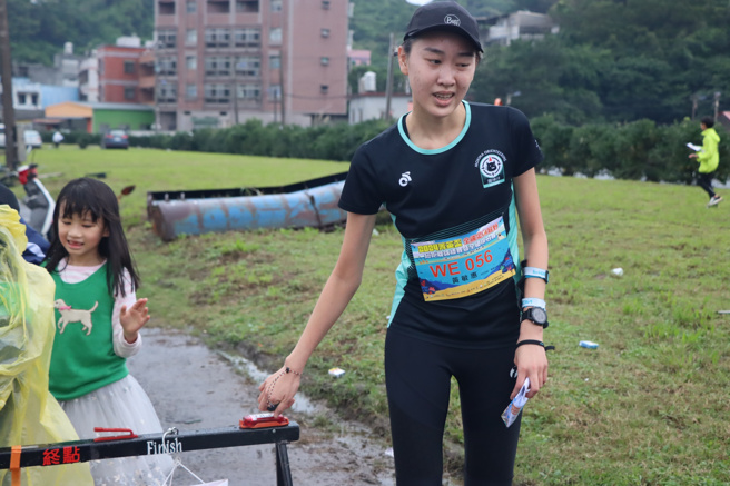 2024年定向越野賽事在基隆潮境公園拉開序幕，黃敏惠率先過終點，穩坐菁英組一姐之位。(主辦單位提供)