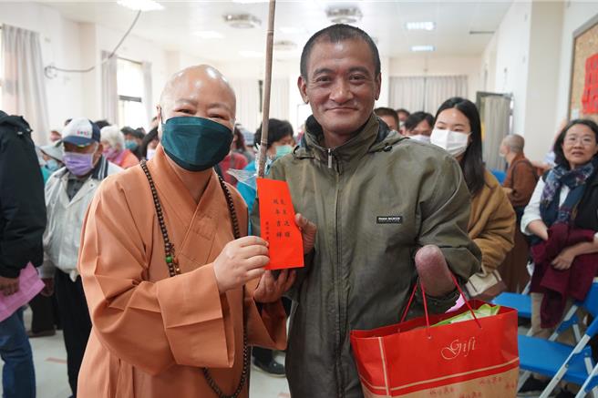 屏东县佛教会理事长、万法寺及潮州妙光禅寺住持释见引法师认为，社会角落有许多需要被帮助的人，因此连续5年响应屏县府岁末关怀活动。（民眾提供／谢佳潾屏东传真）