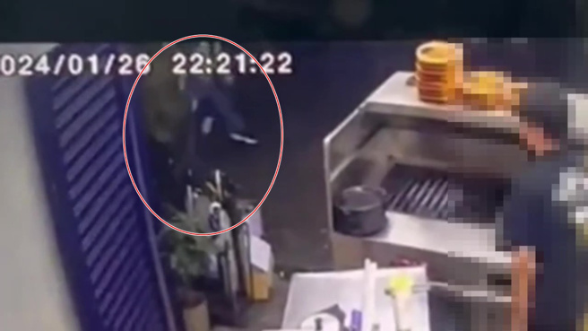 台北市1名莊姓男子，昨26日前往中山區雙城街10巷吃宵夜，巧遇債主遭4人圍毆。（翻攝畫面）