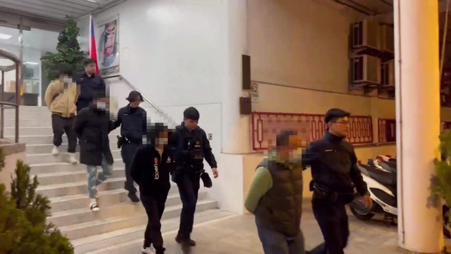 警方追查聯繫，即時通知嫌疑人周、俞與巫、彭到案。全案周男等4人依刑法第150條妨害秩序、傷害罪移送台北地方檢察署偵辦。（翻攝畫面）