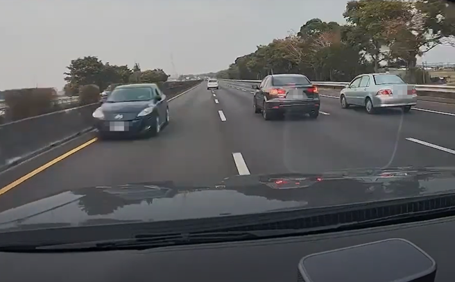 國道1號驚傳轎車逆向狂飆，造成1死3傷車禍事故。（ 圖／ 翻攝自「WoWtchout-地圖型行車影像分享平台」）