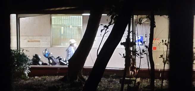 今27日晚間7時30分許，新竹科學園區傳爆炸聲響，造成高翠路221巷4弄的街道瀰漫濃濃白煙。（翻攝高峰里里長郭朋鑫臉書）