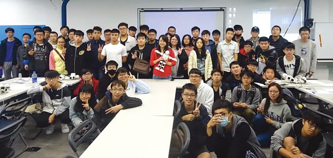 中華大學近年與竹科結合推出許多相關課程，積極培育科技產業人才，達成產學雙贏目標。圖／中華大學提供