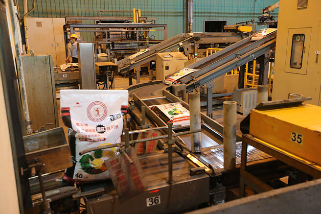 台肥将打造「氨能」新事业体，要用台肥昔日制肥原料「液氨」，跨入乾净能源产业。图为台肥生产的肥料。图／本报资料照片