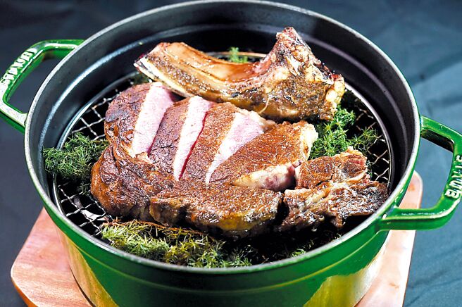 以鑄鐵鍋盛盤上桌的24盎司〈巴洛洛酒桶木煙燻美國頂級帶骨肋眼〉，酒桶木的香氛單寧與肋眼相互交融，口感帶有些許龍眼木香氣。圖／姚舜