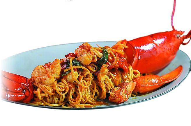 西華〈TOSCANA〉的〈波士頓龍蝦手工細扁麵〉，是港星周潤發來台必嘗料理，如今在台北萬豪〈INGE’S 〉可以嘗到。圖／姚舜