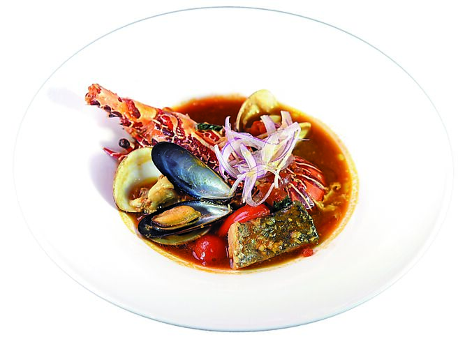 〈利佛尼斯龍蝦海鮮湯〉也是〈TOSCANA〉招牌湯品，取龍蝦殼與魚骨熬製湯底，再加入蛤蜊、馬祖淡菜、季節鮮魚與各式貝類，以及大量番茄、大蒜、蔬菜燴煮，再搭配炙烤後肉質Q彈的半隻岩龍蝦一起呈現。圖／姚舜