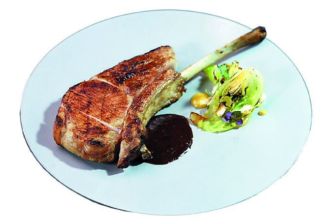 〈宜蘭帶骨巧克力豬肋排．鯷魚巧克力醬〉標榜所用噶瑪蘭黑豬，飼料中有加入原塊巧克力，肉質風味更鮮甜細緻，主廚搭配特製鯷魚巧克力醬提味。圖／姚舜