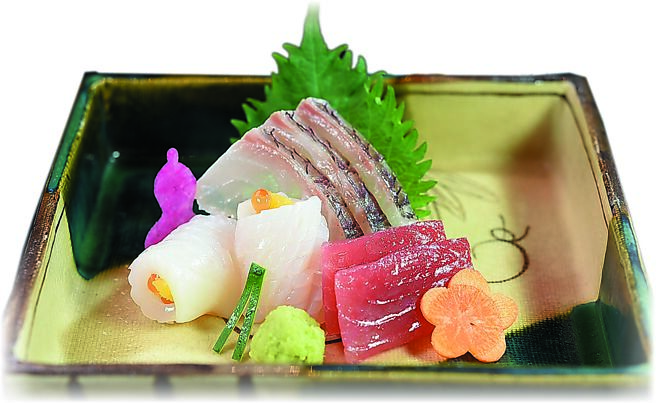 〈 鮪魚、鯛魚松皮造里、子寶烏賊〉，鯛魚皮以熱水燙過，使其帶有松樹皮的顏色和味道，子寶烏賊內有以蛋黃、蘿蔔泥及鮭魚卵混合的餡料，並與鮪魚赤身一起呈盤上桌。圖／姚舜