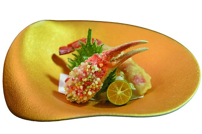 〈松葉蟹錦揚〉是以外層裹了五色米果的油炸松葉蟹腳、蟹螯和蟹肉，搭配可樂餅一起呈現。圖／姚舜