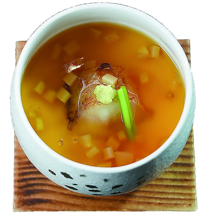 〈甘鯛茶碗蒸．松茸餡〉是以細緻切碎的松茸與烤過的甘鯛巧妙融合，置入以高湯、醬油、以及味醂混合的蛋液中，然後蒸煮。圖／姚舜