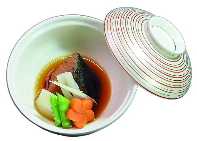 〈銀鱈煮付〉是將銀鱈放入用濃口醬油、酒與中雙糖熬製醬汁中煮製。圖／姚舜